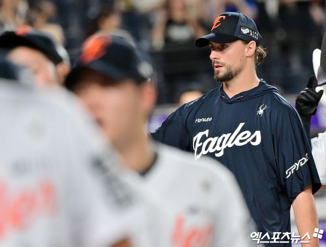 13일 오후 대전 한화생명 볼파크에서 열린 '2025 신한 SOL Bank KBO리그' 롯데 자이언츠와 한화 이글스의 경기, 한화가 2회에만 5점을 뽑아내며 롯데에 6:0 승리를 거뒀다. 이날 경기에서 승리한 한화 와이스가 하이파이브를 하고 있다. 대전, 김한준 기자