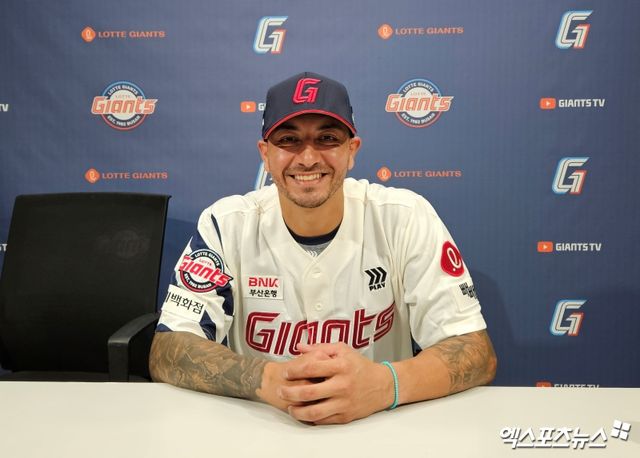 9일 오후 부산 사직야구장에서 열릴 예정이었던 '2025 신한 SOL Bank KBO리그' SSG 랜더스와 롯데 자이언츠의 경기가 우천으로 취소됐다. 롯데 외국인 투수 빈스 벨라스케즈가 인터뷰에 임하고 있다. 엑스포츠뉴스 DB