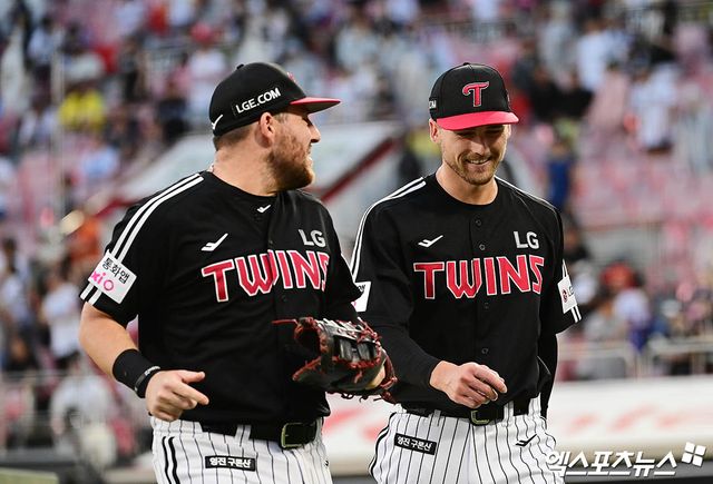 12일 오후 수원케이티위즈파크에서 열린 '2025 신한 SOL Bank KBO리그' LG 트윈스와 KT 위즈의 경기, 3회말 종료 후 LG 선발투수 톨허스트가 더그아웃으로 향하며 오스틴과 이야기를 나누고 있다. 엑스포츠뉴스 DB