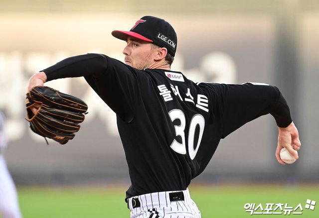 12일 오후 수원케이티위즈파크에서 열린 '2025 신한 SOL Bank KBO리그' LG 트윈스와 KT 위즈의 경기, 1회말 LG 선발투수 톨허스트가 역투하고 있다. 엑스포츠뉴스 DB