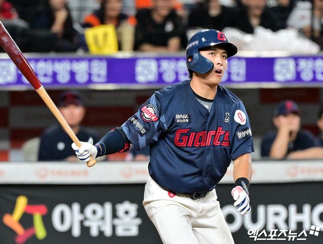 13일 오후 대전 한화생명 볼파크에서 열린 '2025 신한 SOL Bank KBO리그' 롯데 자이언츠와 한화 이글스의 경기, 7회초 1사 1,3루 롯데 황성빈이 헛스윙 삼진을 당하고 있다. 엑스포츠뉴스 대전, 김한준 기자