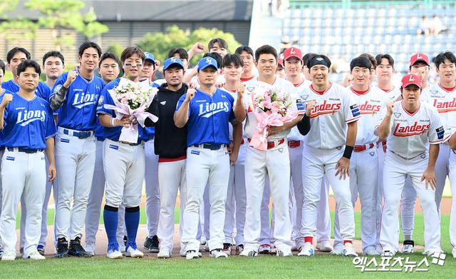 삼성 라이온즈 오승환이 지난 7일 인천에서 은퇴 기념 행사를 통해 삼성, SSG 랜더스 선수들과 기념촬영하고 있다. 엑스포츠뉴스 DB