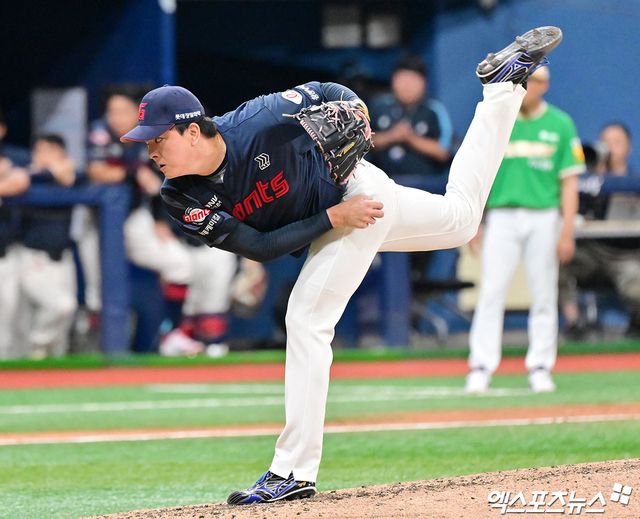 롯데자이언츠 마무리투수 김원중이 올해 정규시즌 경기에 등판해 투구하고 있다. 엑스포츠뉴스 DB