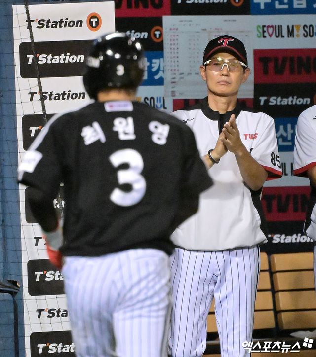 지난 7월 27일 오후 서울 송파구 잠실야구장에서 열린 '2025 신한 SOL Bank KBO리그' LG 트윈스와 두산 베어스의 경기, 7회초 1사 3루 LG 염경엽 감독이 신민재의 1타점 희생플라이때 득점에 성공한 최원영에게 박수를 보내고 있다. 엑스포츠뉴스 DB