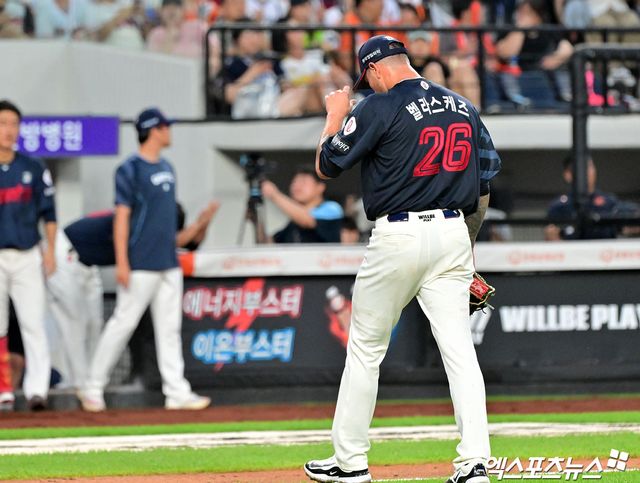 13일 오후 대전 한화생명 볼파크에서 열린 '2025 신한 SOL Bank KBO리그' 롯데 자이언츠와 한화 이글스의 경기, 2회말 수비를 마친 롯데 벨라스케즈가 더그아웃으로 향하고 있다. 엑스포츠뉴스 대전, 김한준 기자