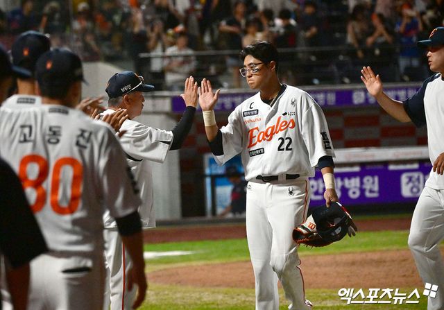 13일 오후 대전 한화생명 볼파크에서 열린 '2025 신한 SOL Bank KBO리그' 롯데 자이언츠와 한화 이글스의 경기, 한화가 2회에만 5점을 뽑아내며 롯데에 6:0 승리를 거뒀다. 이날 경기에서 승리한 한화 김경문 감독이 선수들과 하이파이브를 하고 있다. 대전, 김한준 기자