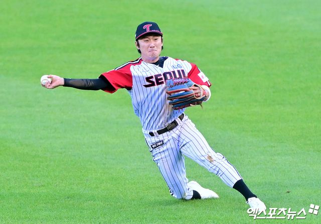 10일 오후 서울 송파구 잠실야구장에서 열리는 '2025 신한 SOL Bank KBO리그' 한화 이글스와 LG 트윈스의 경기, 3회초 LG 신민재가 한화 안치홍의 타구를 잡아 1루로 송구하고 있다. 엑스포츠뉴스 DB