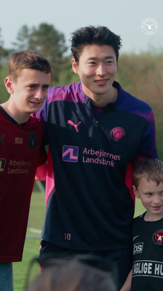 미트윌란이 17일(한국시간) 공식적으로 2025-2026시즌 3F 수페르리가 개막을 위한 프리시즌 훈련을 시작했다. 조규성은 18일 오전 출근하는 모습이 포착되면서 본격적으로 복귀 시동을 걸 것으로 기대를 모으고 있다.&nbsp;미트윌란 SNS