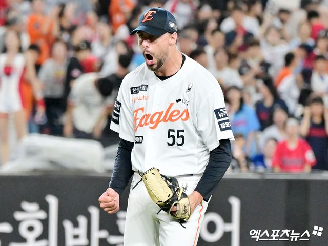 13일 오후 대전 한화생명 볼파크에서 열린 '2025 신한 SOL Bank KBO리그' 롯데 자이언츠와 한화 이글스의 경기, 4회초 수비를 마친 한화 와이스가 기뻐하고 있다. 엑스포츠뉴스 대전, 김한준 기자