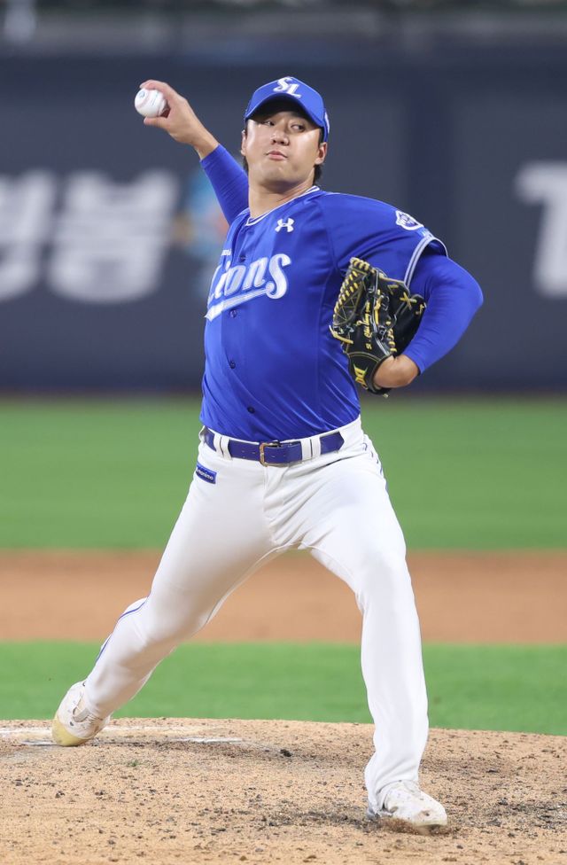 삼성 라이온즈 구원투수 최충연이 올해 정규시즌 경기에 등판해 역투하고 있다. 삼성 라이온즈