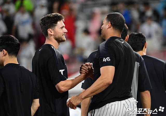 12일 오후 수원케이티위즈파크에서 열린 '2025 신한 SOL Bank KBO리그' LG 트윈스와 KT 위즈의 경기, LG가 새 외국인 투수 톨허스트의 7이닝 무실점 완벽투와 타선의 활약에 힘입어 11:2의 스코어로 승리하며 1위 자리를 지켰다. 경기 종료 후 LG 톨허스트와 치리노스가 승리의 하이파이브를 나누고 있다. 엑스포츠뉴스 DB