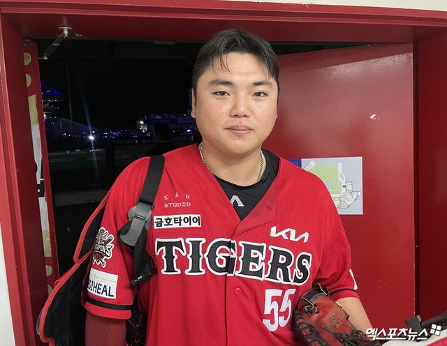 KIA 타이거즈 포수 한준수가 13일 대구 삼성 라이온즈전에서 맹활약한 뒤 기념촬영하고 있다. 대구, 최원영 기자