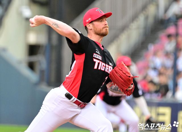 KIA 타이거즈 선발투수 애덤 올러가 올해 정규시즌 경기에 선발 등판해 투구하고 있다. 엑스포츠뉴스 DB