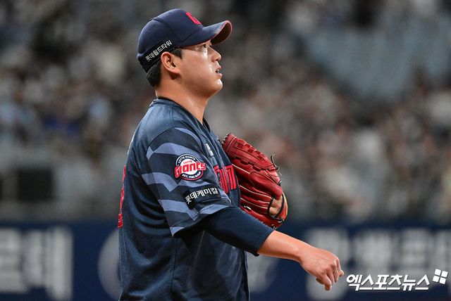 22일 오후 서울 구로구 고척스카이돔에서 열린 '2025 신한 SOL Bank KBO리그' 롯데 자이언츠와 키움 히어로즈의 경기, 2회말 수비를 마친 롯데 나균안이 아쉬워하고 있다. 엑스포츠뉴스 DB