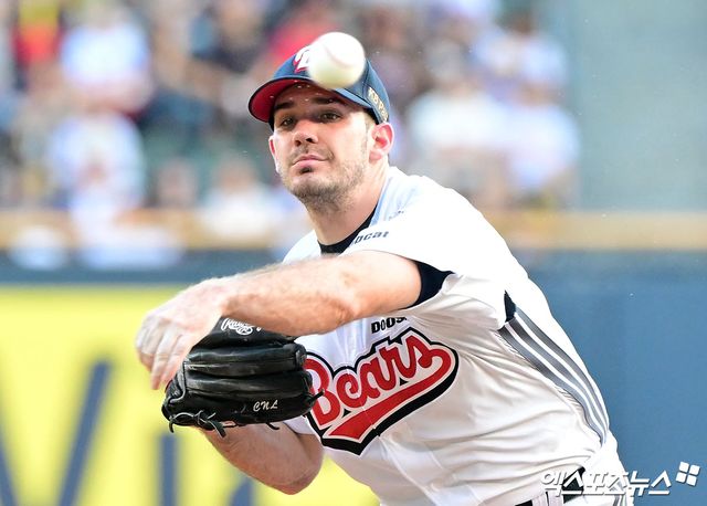 15일 오후 서울 송파구 잠실야구장에서 열린 '2025 신한 SOL Bank KBO리그' KIA 타이거즈와 두산 베어스의 경기, 1회초 두산 선발투수 잭로그가 공을 힘차게 던지고 있다. 잠실, 김한준 기자