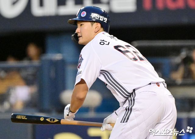 15일 오후 서울 송파구 잠실야구장에서 열린 '2025 신한 SOL Bank KBO리그' KIA 타이거즈와 두산 베어스의 경기, 4회말 1사 3루 두산 안재석이 1타점 2루타를 날리고 있다. 잠실, 김한준 기자