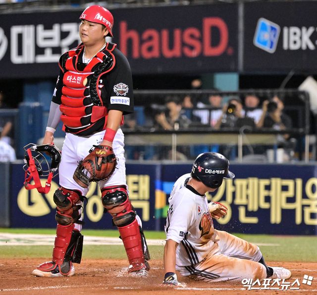 15일 오후 서울 송파구 잠실야구장에서 열린 '2025 신한 SOL Bank KBO리그' KIA 타이거즈와 두산 베어스의 경기, 9회말 2사 2루 두산 정수빈이 KIA 정해영의 폭투때 3루로 질주하고 한 후 한준수의 송구 실책을 틈타 득점에 성공하고 있다. 잠실, 김한준 기자