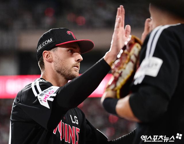 12일 오후 수원케이티위즈파크에서 열린 '2025 신한 SOL Bank KBO리그' LG 트윈스와 KT 위즈의 경기, LG 선발투수 톨허스트가 5회말 종료 후 더그아웃으로 향하고 있다. 엑스포츠뉴스 DB
