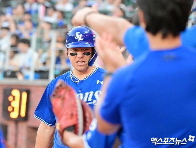 삼성 라이온즈 포수 강민호가 15일 부산 사직야구장에서 열린 2025 신한 SOL Bank KBO리그 롯데 자이언츠와의 팀 간 11차전에서 1회초 1타점 외야 희생 플라이를 기록했다. 사진 엑스포츠뉴스 DB