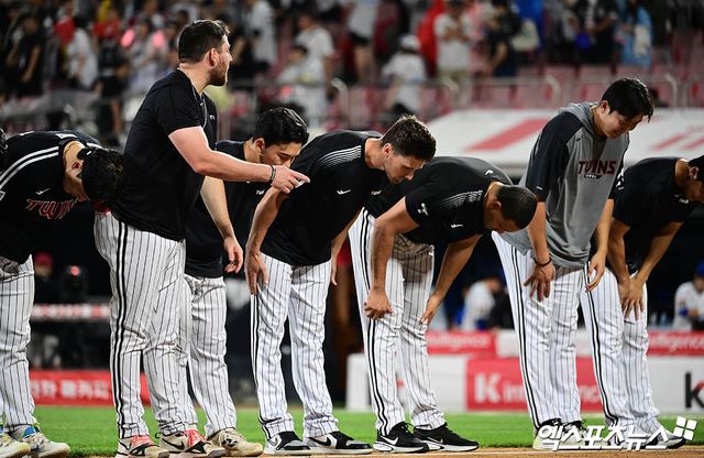 12일 오후 수원케이티위즈파크에서 열린 '2025 신한 SOL Bank KBO리그' LG 트윈스와 KT 위즈의 경기, LG가 새 외국인 투수 톨허스트의 7이닝 무실점 완벽투와 타선의 활약에 힘입어 11:2의 스코어로 승리하며 1위 자리를 지켰다. 경기 종료 후 LG 톨허스트가 팬들에게 인사하고 있다. 엑스포츠뉴스 DB