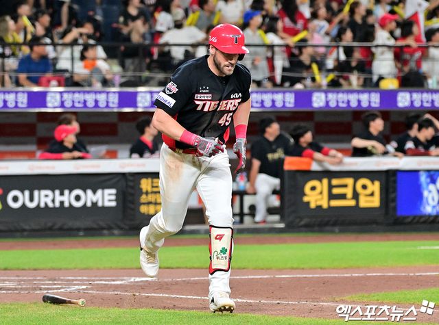KIA 타이거즈 패트릭 위즈덤이 정규시즌 경기에서 타격 후 1루로 달려 나가고 있다. 엑스포츠뉴스 DB