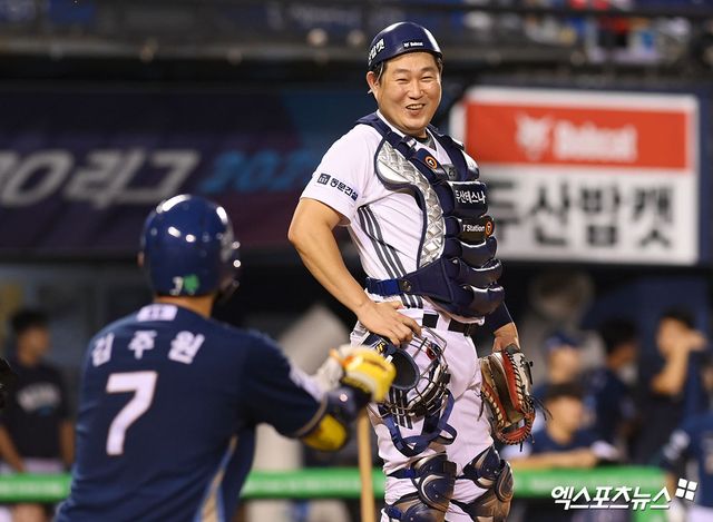 14일 오후 서울 송파구 잠실야구장에서 열린 '2025 신한 SOL Bank KBO리그' NC 다이노스와 두산 베어스의 경기, 5회초 두산 양의지가 NC 김주원과 이야기를 나누고 있다. 엑스포츠뉴스 DB