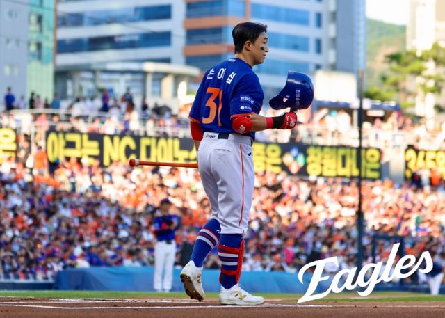 손아섭은 지난달 31일 트레이드를 통해 NC 다이노스에서 한화 이글스로 이적했다. 손아섭이 15일 창원 NC파크에서 2025 신한 SOL Bank KBO리그 NC 다이노스와의 원정경기 첫 타석을 앞두고 팬들에게 인사를 하고 있다. 한화 이글스