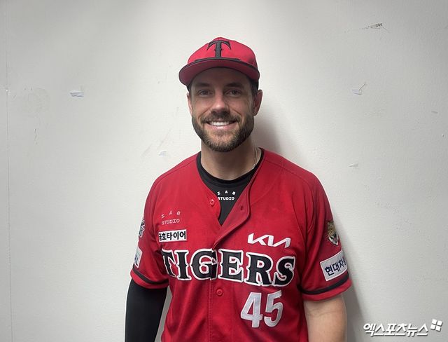 KIA 타이거즈 패트릭 위즈덤이 14일 대구 삼성 라이온즈전에서 맹활약한 뒤 기념촬영하고 있다. 대구, 최원영 기자