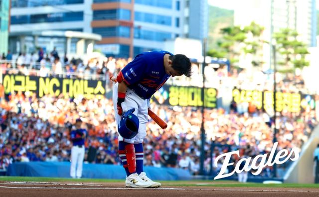 손아섭은 지난달 31일 트레이드를 통해 NC 다이노스에서 한화 이글스로 이적했다. 손아섭이 15일 창원 NC파크에서 2025 신한 SOL Bank KBO리그 NC 다이노스와의 원정경기 첫 타석을 앞두고 팬들에게 인사를 하고 있다. 한화 이글스