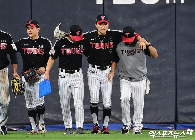 12일 오후 수원케이티위즈파크에서 열린 '2025 신한 SOL Bank KBO리그' LG 트윈스와 KT 위즈의 경기, 8회말 2사 1,2루 KT 오윤석의 2타점 적시 3루타 때 LG 중견수 박해민이 수비 이후 다리 통증을 호소, 트레이너에게 부축을 받으며 그라운드를 빠져나오고 있다. 엑스포츠뉴스 DB