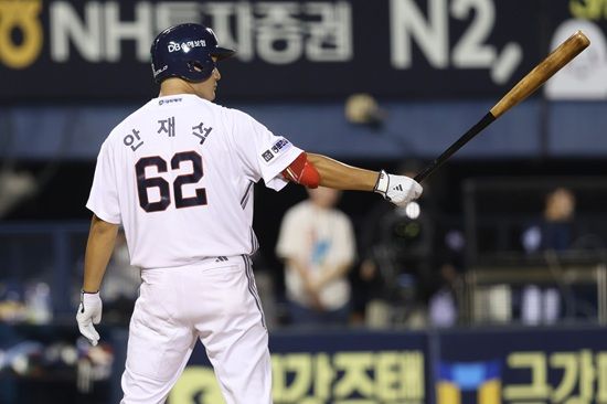 두산 베어스 내야수 안재석이 15일 잠실 KIA 타이거즈전에서 7번 지명타자로 선발 출전한다. 안재석은 730일 만에 선발 라인업에 이름을 올리고 데뷔 첫 지명타자 선발 출전에 나선다. 두산 베어스