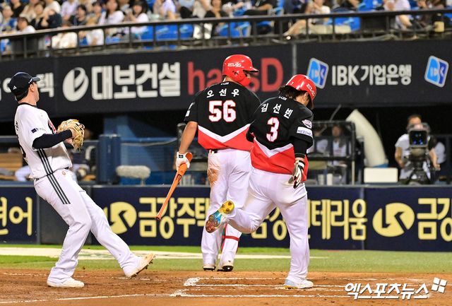 15일 오후 서울 송파구 잠실야구장에서 열린 '2025 신한 SOL Bank KBO리그' KIA 타이거즈와 두산 베어스의 경기, 7회초 2사 1,3루 KIA 김선빈이 두산 고효준의 폭투때 득점에 성공하고 있다. 잠실, 김한준 기자