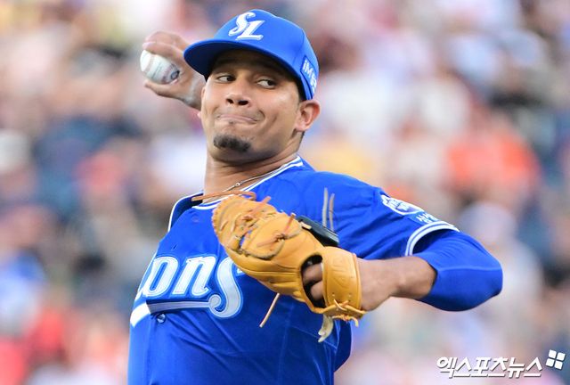 삼성 라이온즈 외국인 투수 가라비토가 15일 부산 사직야구장에서 열린 2025 신한 SOL Bank KBO리그 롯데 자이언츠와의 팀 간 11차전에 선발등판, 5.2이닝 3실점 비자책으로 승리투수가 됐다. 사진 엑스포츠뉴스 DB