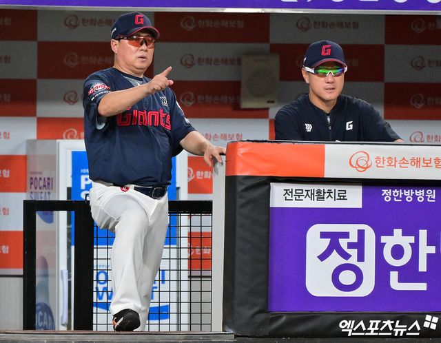 김태형(왼쪽) 감독이 이끄는 롯데 자이언츠가 15일 부산 사직야구장에서 열리는 2025 신한 SOL Bank KBO리그 삼성 라이온즈와의 팀 간 11차전에서 6연패 탈출에 도전한다. 사진 엑스포츠뉴스 DB