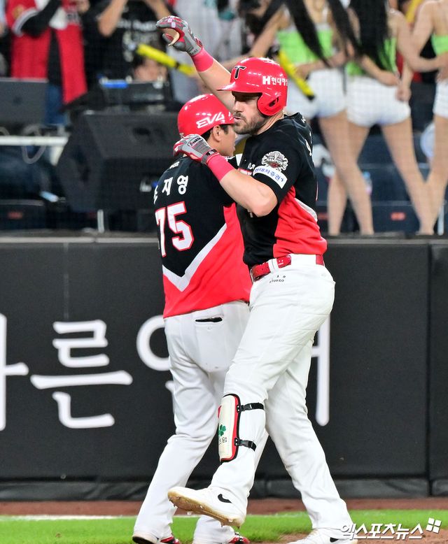 KIA 타이거즈 패트릭 위즈덤이 정규시즌 경기에서 홈런을 친 뒤 세리머니하고 있다. 엑스포츠뉴스 DB