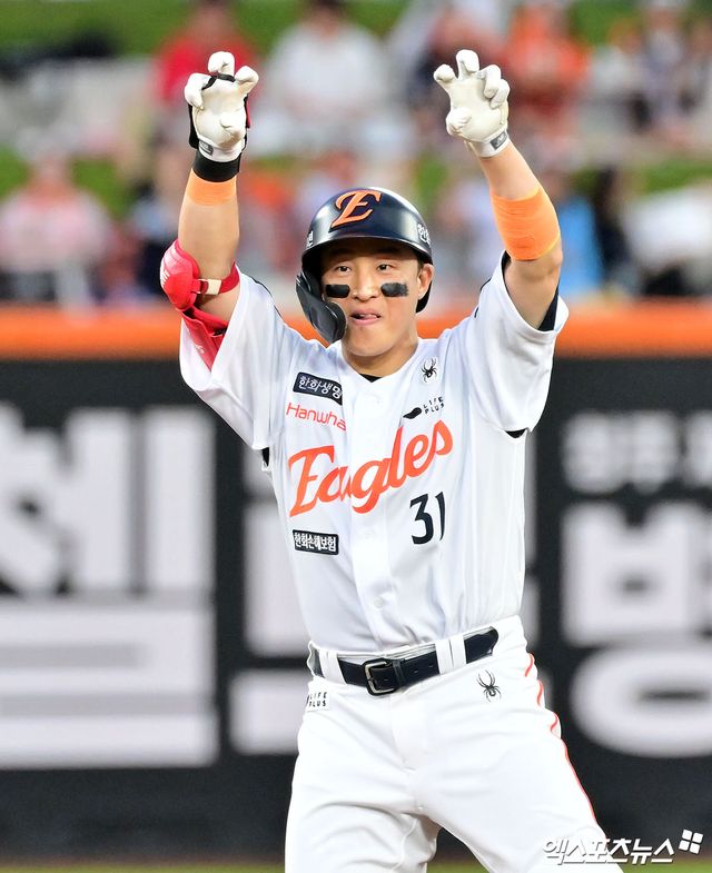 손아섭은 지난달 31일 트레이드를 통해 NC 다이노스에서 한화 이글스로 이적했다. 13일 오후 대전 한화생명 볼파크에서 열린 '2025 신한 SOL Bank KBO리그' 롯데 자이언츠와 한화 이글스의 경기, 2회말 2사 1,3루 한화 손아섭이 2타점 2루타를 날리고 있다. 엑스포츠뉴스DB