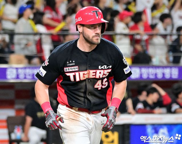 KIA 타이거즈 패트릭 위즈덤이 정규시즌 경기에서 1루로 걸어 나가고 있다. 엑스포츠뉴스 DB
