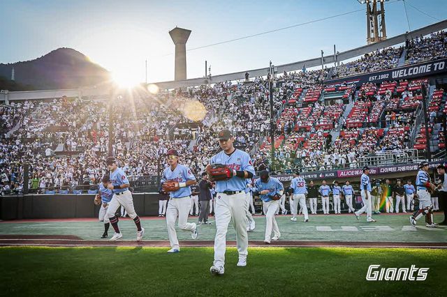 김태형 감독이 이끄는 롯데 자이언츠가 16일 부산 사직야구장에서 열린 2025 신한 SOL Bank KBO리그 삼성 라이온즈와의 팀 간 12차전에서 1-4로 패배, 8연패의 수렁에 빠졌다. 사진 롯데 자이언츠