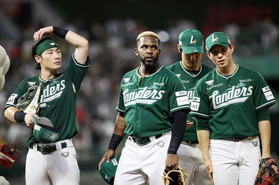 SSG 랜더스 기예르모 에레디아가 16일 인천 SSG랜더스필드에서 열린 2025 신한 SOL Bank KBO리그 LG 트윈스와 홈경기에서 5타수 3안타(1홈런) 5타점 2득점을 기록하며 팀 타선을 이끌었다. 에레디아는 이번 LG와 1, 2차전에서 10타수 7안타(2홈런) 7타점 3득점을 올렸다. SSG 랜더스