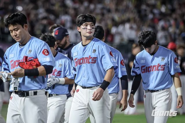 김태형 감독이 이끄는 롯데 자이언츠가 타선 침체 여파 속에 16일 부산 사직야구장에서 열린 2025 신한 SOL Bank KBO리그 삼성 라이온즈와의 팀 간 12차전에서 1-4로 패배, 8연패에 빠졌다. 사진 롯데 자이언츠