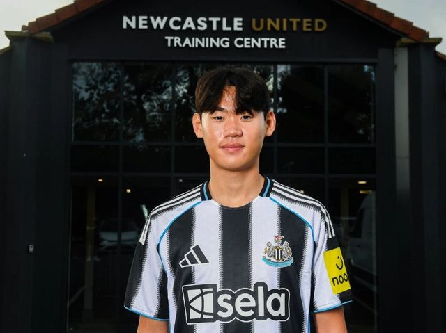 18세 한국인 윙어 박승수(뉴캐슬 유나이티드)가 2025-2026시즌 잉글리시 프리미어리그 개막전 엔트리에 깜짝 승선하면서 데뷔도 기대할 수 있게 됐다. 뉴캐슬은 16일 오후 8시30분 영국 버밍엄 빌라파크에서 애스턴 빌라와 2025-2026 프리미어리그 1라운드 개막전 원정 경기를 치른다. 뉴캐슬을 이끄는 에디 하우 감독은 애스턴 빌라전 앞두고 닉 포프(골키퍼), 키어런 트리피어, 파비안 샤르, 조엘링톤, 산드로 토날리, 앤서니 고든, 하비 반스, 앤서니 엘랑가, 티노 리브라멘토, 댄 번, 브루누 기마랑에스를 선발 라인업에 집어넣었다. 박승수는 애런 램스데일, 루이스 홀 등과 9명의 후보 명단에 포함됐다. 뉴캐슬 유나이티드