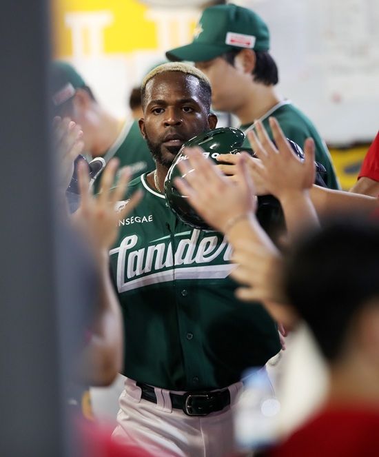 SSG 랜더스 기예르모 에레디아가 16일 인천 SSG랜더스필드에서 열린 2025 신한 SOL Bank KBO리그 LG 트윈스와 홈경기에서 5타수 3안타(1홈런) 5타점 2득점을 기록하며 팀 타선을 이끌었다. 에레디아는 이번 LG와 1, 2차전에서 10타수 7안타(2홈런) 7타점 3득점을 올렸다. SSG 랜더스