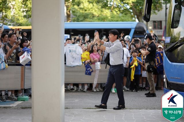 2주 전, 울산문수경기장에서 대역전패를 당했던 울산HD가 신태용 신임 감독 체제로 수원FC 원정 설욕전에 나선다.&nbsp; 수원과 울산이 16일 오후 8시 수원종합운동장에서 ‘하나은행 K리그1 2025’ 26라운드 맞대결을 갖는다. 한국프로축구연맹