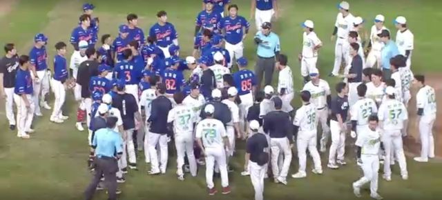 한화 이글스와 NC 다이노스의 경기가 열린 16일 창원 NC파크에서 NC가 5-4로 앞서 있던 6회초 선두타자 하주석이 NC 선발투수 신민혁에게 삼진을 당한 후 불만을 표출하며 두 팀 사이 벤치클리어링이 발생했다. 특히 한화는 선발투수로 등판했던 문동주가 4회말 투구 과정에서 최정원의 타구에 오른팔을 맞고 강판되는 등 어수선한 상황에서 벤치 클리어링까지 겪고 말았다. MBC스포츠플러스 중계화면 캡처