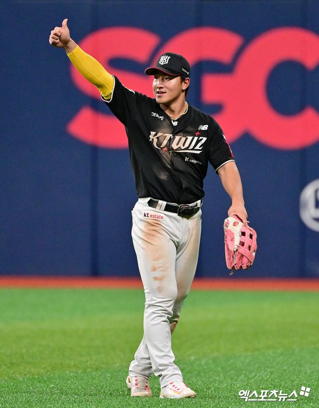 KT 위즈 외야수 안현민이 올해 정규시즌 경기에 출전해 수비 후 엄지를 치켜세우고 있다. 안현민은 15일 고척 키움 히어로즈전에서 수비 도중 종아리 부상으로 쓰러졌다. 엑스포츠뉴스 DB