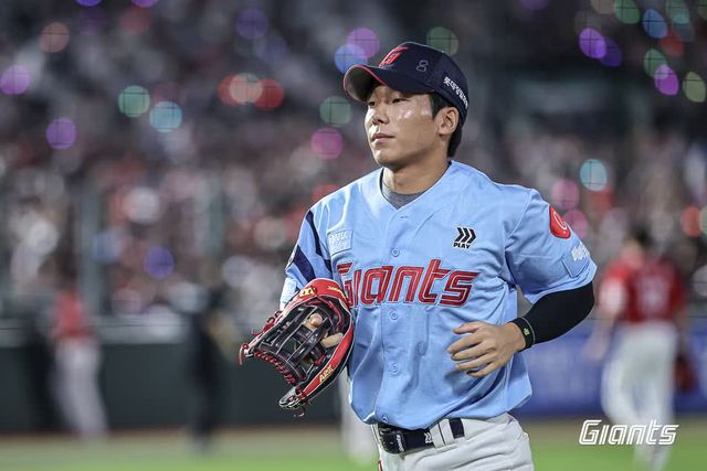 롯데 자이언츠 외야수 장두성이 15일 부산 사직야구장에서 열린 2025 신한 SOL Bank KBO리그 삼성 라이온즈와의 팀 간 11차전에서 2회초 수비 실책으로 아쉬움을 남겼다. 사진 롯데 자이언츠