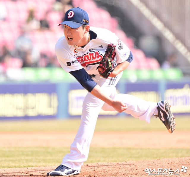 14일 오후 서울 송파구 잠실야구장에서 열린 '2025 신한 SOL Bank KBO리그' KIA 타이거즈와 두산 베어스의 시범경기, 7회초 두산 홍건희가 공을 힘차게 던지고 있다. 엑스포츠뉴스 DB