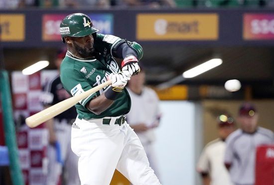 SSG 랜더스 기예르모 에레디아가 16일 인천 SSG랜더스필드에서 열린 2025 신한 SOL Bank KBO리그 LG 트윈스와 홈경기에서 5타수 3안타(1홈런) 5타점 2득점을 기록하며 팀 타선을 이끌었다. 에레디아는 이번 LG와 1, 2차전에서 10타수 7안타(2홈런) 7타점 3득점을 올렸다. SSG 랜더스