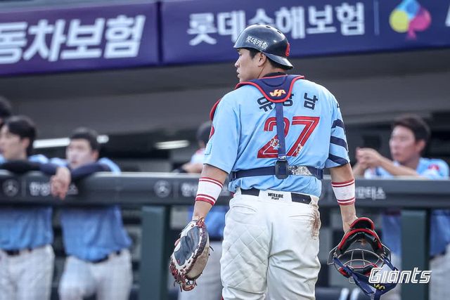 롯데 자이언츠 포수 유강남이 15일 부산 사직야구장에서 열린 2025 신한 SOL Bank KBO리그 삼성 라이온즈와의 팀 간 11차전에서 2회초 송구 실책으로 아쉬움을 남겼다. 사진 롯데 자이언츠