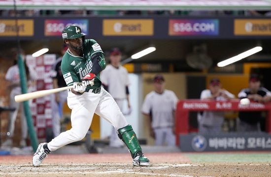 SSG 랜더스 기예르모 에레디아가 16일 인천 SSG랜더스필드에서 열린 2025 신한 SOL Bank KBO리그 LG 트윈스와 홈경기에서 5타수 3안타(1홈런) 5타점 2득점을 기록하며 팀 타선을 이끌었다. 에레디아는 이번 LG와 1, 2차전에서 10타수 7안타(2홈런) 7타점 3득점을 올렸다. SSG 랜더스